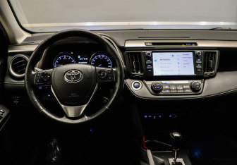 Подержанный автомобиль Toyota RAV4 2019 года (8 фото)