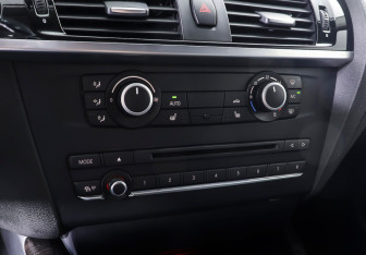 Подержанный автомобиль BMW X3 2014 года (18 фото)