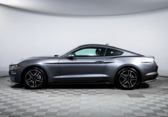 Подержанный автомобиль Ford Mustang Coupe 2021 года (8 фото)