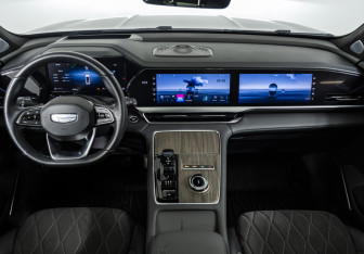 Подержанный автомобиль Geely Monjaro 2025 года (14 фото)