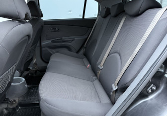 Подержанный автомобиль Kia Rio Hatchback 2010 года (11 фото)