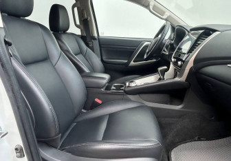 Подержанный автомобиль Mitsubishi Pajero Sport 2021 года (10 фото)