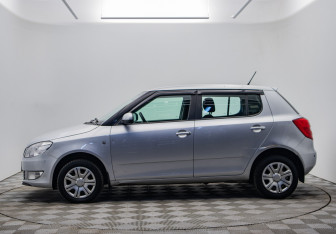 Подержанный автомобиль Skoda Fabia Hatchback 2011 года (8 фото)
