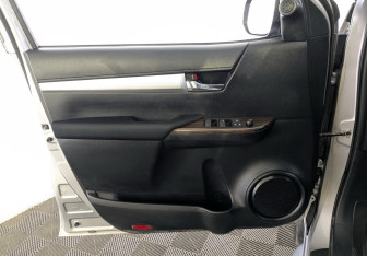 Подержанный автомобиль Toyota Hilux 2022 года (21 фото)