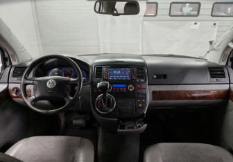 Подержанный автомобиль Volkswagen Multivan 2006 года (11 фото)