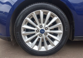 Подержанный автомобиль Ford Focus Hatchback 2015 года (9 фото)