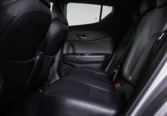 Подержанный автомобиль Toyota C-HR 2021 года (11 фото)