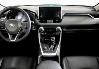 Подержанный автомобиль Toyota RAV4 2020 года (11 фото)