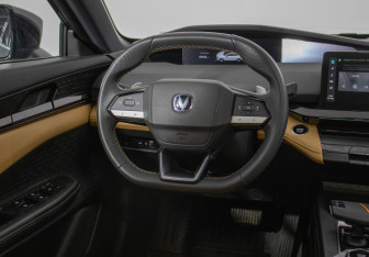 Подержанный автомобиль Changan UNI-V 2023 года (15 фото)