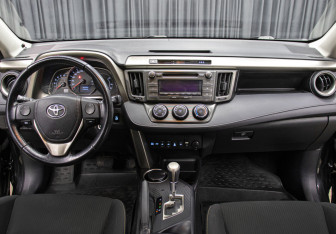 Подержанный автомобиль Toyota RAV4 2015 года (14 фото)