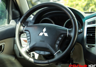Подержанный автомобиль Mitsubishi Pajero 2017 года (10 фото)