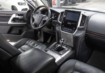 Подержанный автомобиль Toyota Land Cruiser Suv 2015 года (12 фото)