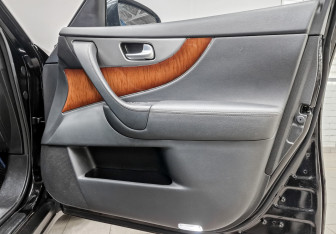 Подержанный автомобиль Infiniti QX70 2013 года (24 фото)