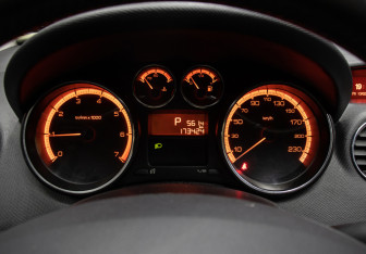 Подержанный автомобиль Peugeot 408 2012 года (9 фото)