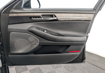 Подержанный автомобиль Genesis G90 2022 года (28 фото)