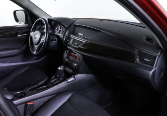 Подержанный автомобиль BMW X1 2010 года (11 фото)