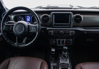 Подержанный автомобиль Jeep Wrangler 2018 года (12 фото)