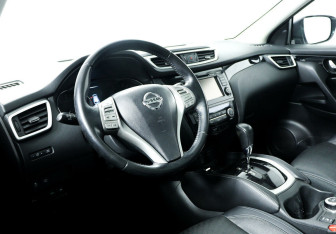 Подержанный автомобиль Nissan Qashqai 2015 года (11 фото)