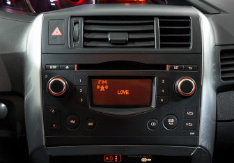 Подержанный автомобиль Toyota Verso 2014 года (17 фото)