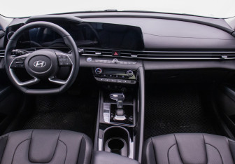 Подержанный автомобиль Hyundai Elantra Sedan 2023 года (13 фото)