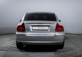 Подержанный автомобиль Volvo S60 2006 года (6 фото)