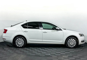 Подержанный автомобиль Skoda Octavia Liftback 2018 года (4 фото)