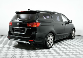 Подержанный автомобиль Kia Carnival 2019 года (3 фото)