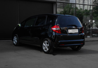 Подержанный автомобиль Honda Fit 2012 года (6 фото)