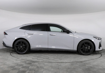 Подержанный автомобиль Changan UNI-V 2023 года (4 фото)