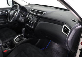 Подержанный автомобиль Nissan X-Trail 2017 года (10 фото)