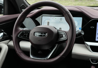 Подержанный автомобиль Geely Monjaro 2023 года (14 фото)
