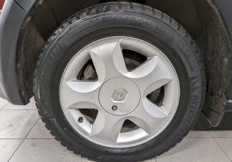 Подержанный автомобиль Renault Sandero 2012 года (16 фото)