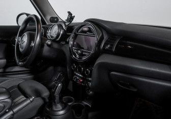Подержанный автомобиль MINI Hatch 2018 года (9 фото)