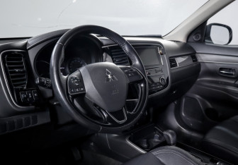 Подержанный автомобиль Mitsubishi Outlander 2019 года (14 фото)