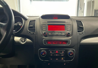 Подержанный автомобиль Kia Sorento 2015 года (16 фото)