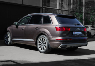 Подержанный автомобиль Audi Q7 2016 года (6 фото)