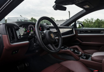 Подержанный автомобиль Porsche Cayenne 2025 года (10 фото)