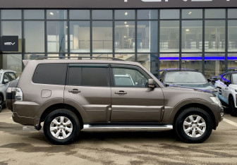 Подержанный автомобиль Mitsubishi Pajero 2011 года (4 фото)