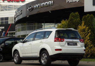 Подержанный автомобиль Peugeot 4007 2008 года (5 фото)