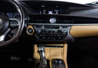 Подержанный автомобиль Lexus ES 2017 года (14 фото)