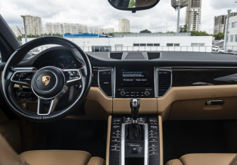 Подержанный автомобиль Porsche Macan 2016 года (12 фото)