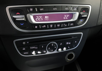 Подержанный автомобиль Renault Fluence 2012 года (17 фото)