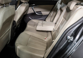 Подержанный автомобиль Opel Insignia Sedan 2010 года (10 фото)