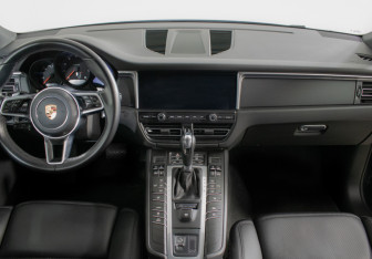 Подержанный автомобиль Porsche Macan 2019 года (11 фото)