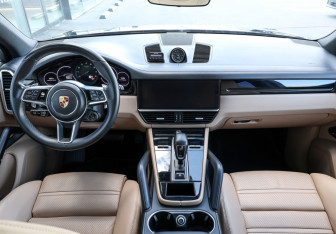 Подержанный автомобиль Porsche Cayenne 2021 года (16 фото)