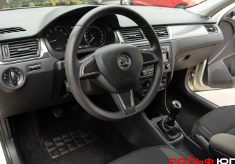 Подержанный автомобиль Skoda Rapid Liftback 2014 года (15 фото)