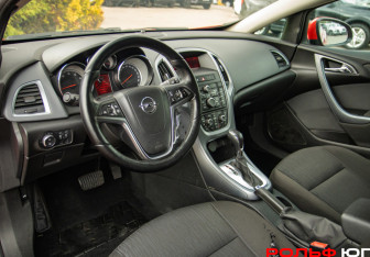 Подержанный автомобиль Opel Astra Hatchback 2014 года (14 фото)