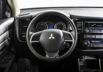 Подержанный автомобиль Mitsubishi Outlander 2012 года (10 фото)