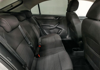 Подержанный автомобиль Skoda Rapid Liftback 2014 года (13 фото)