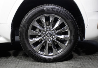 Подержанный автомобиль Toyota Land Cruiser Suv 2021 года (31 фото)